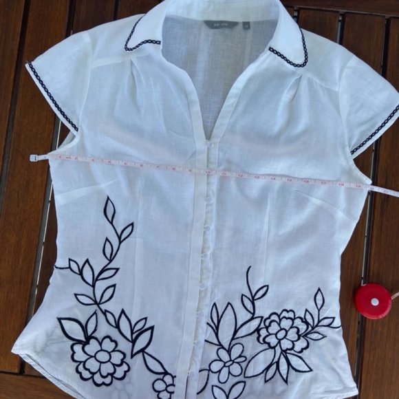 White Linen Flower Embroidered Button Front Blouse EUC UK Size 12 - Picture 6 of 16